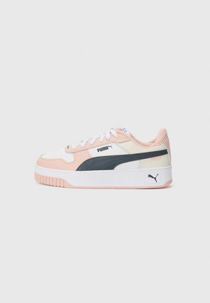 Sapatilha low-top da Puma em branco, rosa claro e cinza escuro com atacadores brancos e sola branca espessa.