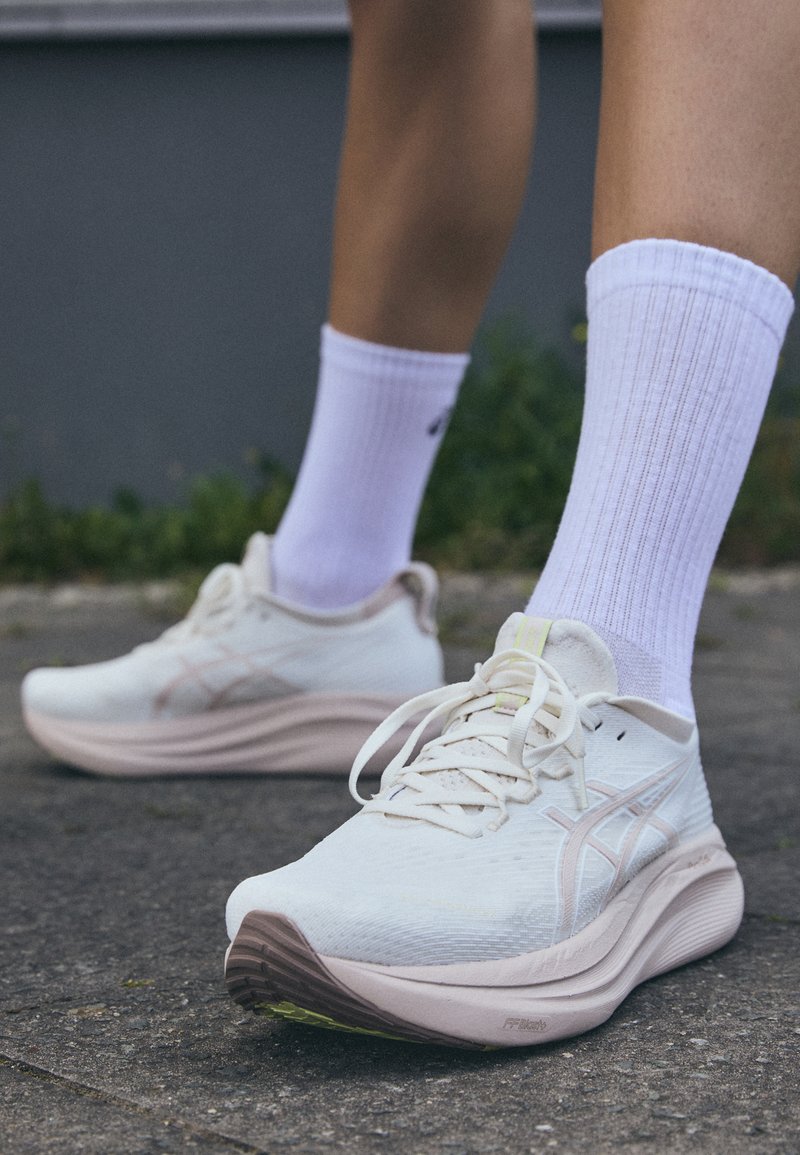 ASICS GEL NIMBUS 27 - Scarpe da corsa su strada - cream/mineral beige ...
