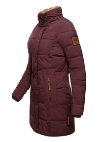 Manteau matelassé bordeaux avec col haut, doté d'une doublure en fausse fourrure, fermeture à boutons sur le devant, poches latérales et patch en cuir de marque sur la manche.