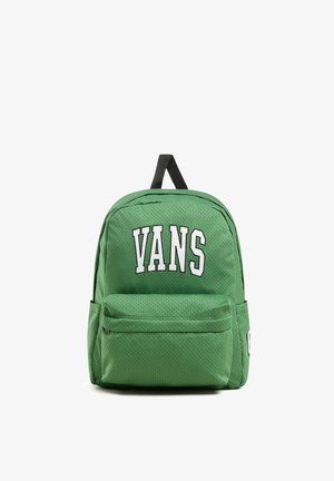 Mochila de tela verde con textura de malla, logotipo blanco de "VANS" en la parte frontal, bolsillos con doble cremallera y un asa negra en la parte superior.