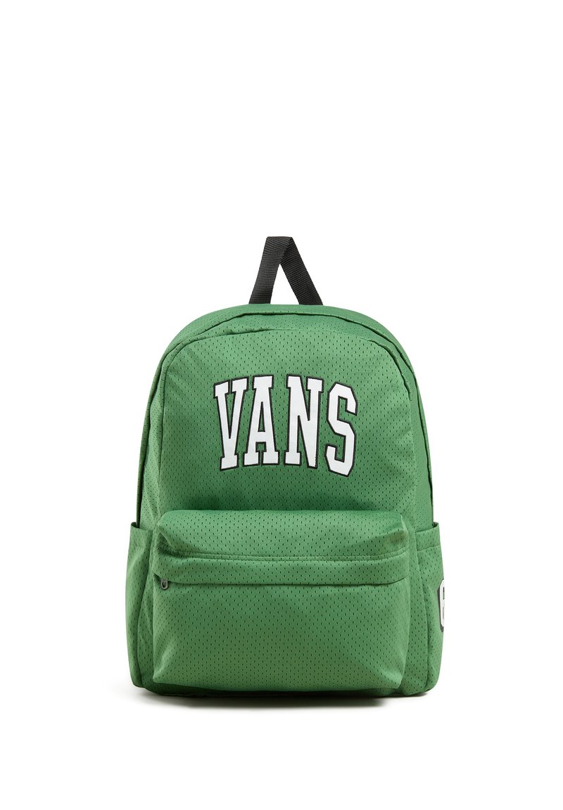 Grön tygryggsäck med nätstruktur, vit "VANS"-logotyp på framsidan, dubbel dragkedjefickor och ett svart handtag på toppen.