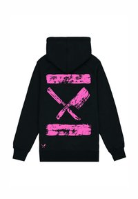 Czarna bluza z kapturem z dużym różowym wzorem na plecach, w tym akcentami przypominającymi pociągnięcia pędzla i skrzyżowanymi narzędziami do cięcia.