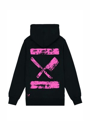 Černá mikina s kapucí s velkým růžovým grafickým motivem na zádech, zahrnujícím akcenty štětcových tahů a zkřížené řezné nástroje.