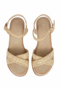 Sandali in pelle tan con cinghie superiori intrecciate, fibbia regolabile alla caviglia e plantare imbottito. La suola ha una leggera curvatura e una texture liscia.