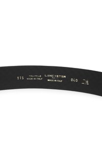 Zwarte leren riem met geperst reliëf, voorzien van gouden tekst die het merk en de oorsprong aangeeft: "Lancaster Made in Italy," en maatdetails.
