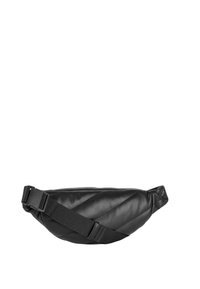 Marsupio in pelle nera trapuntato con forma curvata, fascia regolabile e chiusura a fibbia. Texture liscia con dettagli di cuciture diagonali.