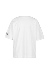 Weißes T-Shirt mit kurzen Ärmeln in entspannter Passform, mit einem schlichten Design und Text auf dem linken Ärmel. Hergestellt aus weichem Baumwollmaterial.