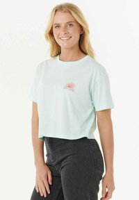 Mintgroene cropped t-shirt gemaakt van zachte stof, met een klein oranje "Ripcurl" logo aan de voorkant en korte mouwen. Gepaard met donkere jeans.