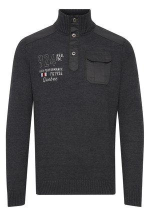 Tamno siva pletena veste s visokim ovratnikom, dugmadi, teksturiranom tkaninom, naglaskom na ramenima i prednjim džepom na prsima s vezom.