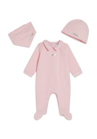 Tutina per neonati in cotone rosa con colletto, chiusura a pressione e design con piedi, accompagnata da un berretto e un bavaglino coordinati. Scritta "FREDDY" in stampa argento.