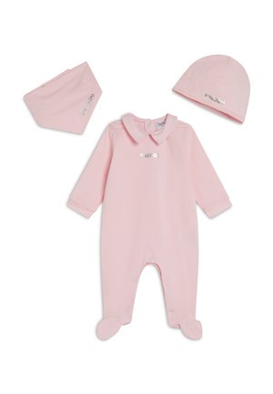 Tutina per neonati in cotone rosa con colletto, chiusura a pressione e design con piedi, accompagnata da un berretto e un bavaglino coordinati. Scritta "FREDDY" in stampa argento.