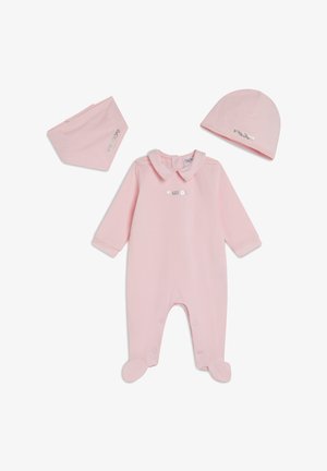 Mameluco de algodón rosa para bebé con cuello, cierre a presión y diseño con pies, acompañado de un gorro y un babero a juego. "FREDDY" en impresión plateada.