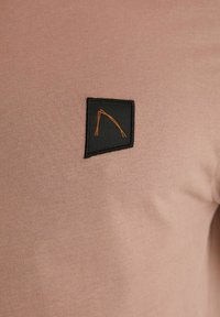 CHASIN' BRODY - Pamata T-krekls - pink