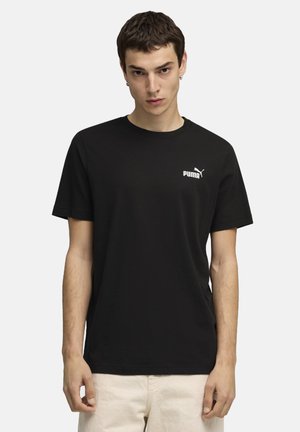 Zwarte katoenen T-shirt met een ronde hals, voorzien van een klein wit Puma-logo op de linkerborst. Korte mouwen en een ontspannen pasvorm.