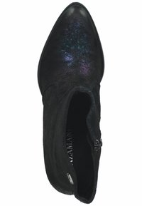 Botín negro de tobillo con puntera afilada, superficie de ante texturizado y un sutil brillo iridiscente. Presenta una cremallera lateral para un fácil calzado.