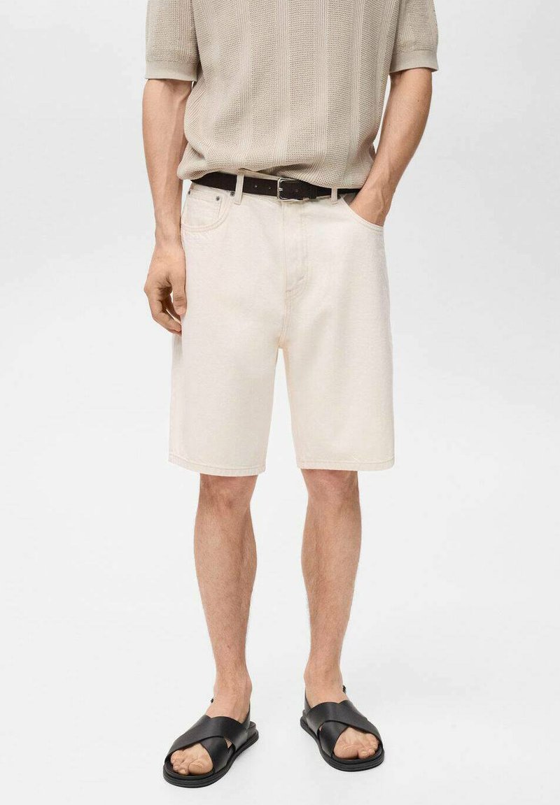 Pantalone od denima kremaste boje s opuštenim krojem, s prednjim džepovima i jednostavnim dizajnom. Uparen s taupe pletenom majicom i crnim sandalama.