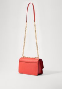 MICHAEL Michael Kors CLAIRE SHOULDER - Soma ar siksnu pāri ķermenim - burnt sienna