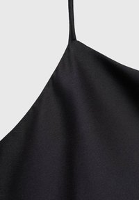 Tessuto nero con una superficie liscia e una leggera lucentezza, caratterizzato da una sola spallina e un collo asimmetrico. Nessun motivo o accessorio visibile.