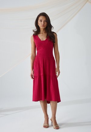 Fuchsia Kleid mit taillierter Oberseite, V-Ausschnitt und gestuftem Rock. Hergestellt aus leichtem Stoff, mit glatter Textur und knie-langer Hemdlänge.