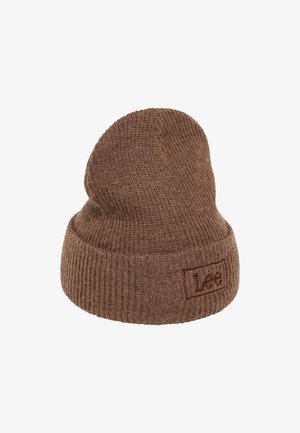 Bruine gebreide beanie met een geribbeld textuur. Heeft een omgevouwen manchet met een stoffen patch waarop de merknaam "Lee" staat.
