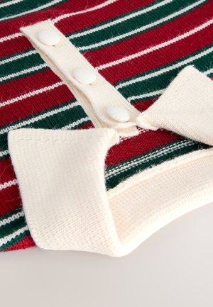 Červený a zelený pruhovaný pletený svetr s krémově bílým límcem a légou na knoflíky. Knoflíky mají texturu a odpovídají materiálu límce.