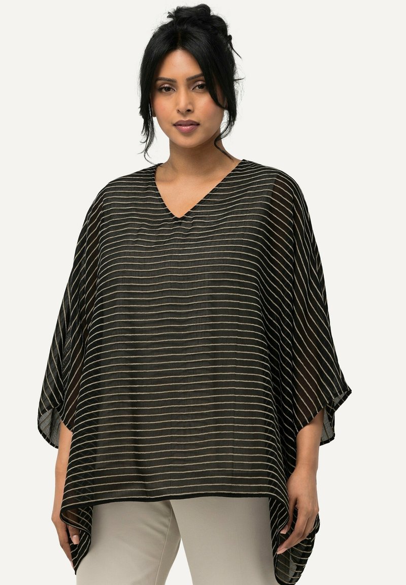 Schwarz-weißer gestreifter Poncho mit V-Ausschnitt, leichtem, fließendem Stoff und weiten Ärmeln; hat einen abgerundeten Saum.