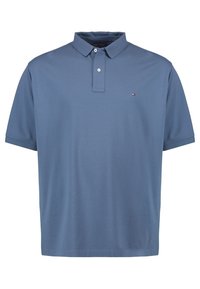 Blå kortärmad polo skjorta i bomull, med krage, två-knappars knäppning och liten logotyp på bröstet.