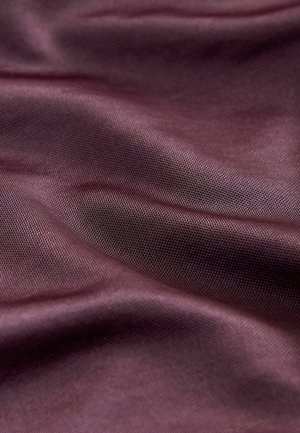 Burgundská texturovaná tkanina s hladkým, mírně lesklým povrchem a vlněným drapérií, která ukazuje jemnou hloubku a rozměr.