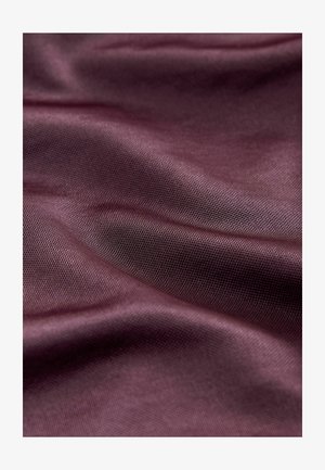 Burgundská texturovaná tkanina s hladkým, mírně lesklým povrchem a vlněným drapérií, která ukazuje jemnou hloubku a rozměr.