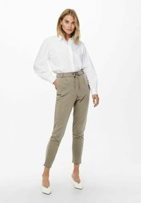 ONLY LOOSE FIT - Pantalones deportivos - walnut