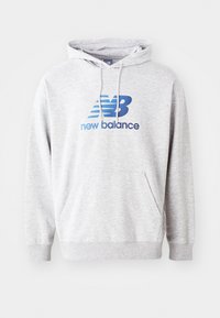 Siva kapuca iz mehkega materiala, s sprednjim kenguru žepom, kapuco s vrvico in modrim natisnjenim logotipom "New Balance".