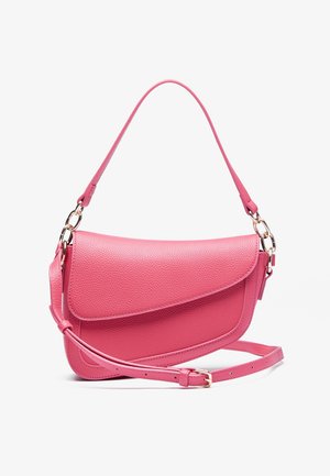 Sac à épaule en cuir texturé rose avec rabat incurvé, maillons de chaîne dorés aux extrémités de la bandoulière, et bandoulière fine réglable portée en travers.
