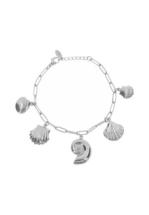 Bracciale a catena d'argento con cinque charms a forma di conchiglia marina, di design e texture differenti, distribuiti uniformemente lungo la catena.