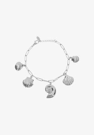 Pulsera de cadena plateada con cinco dijes en forma de conchas marinas de diversos diseños y texturas, distribuídos uniformemente alrededor de la cadena.