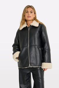 Giacca di pelle nera con colletto e polsini in pelliccia sintetica color crema. Presenta una zip frontale e tasche laterali con zip per la praticità.