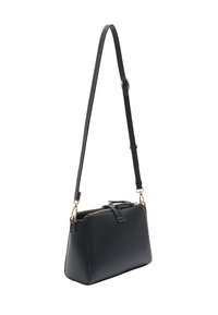 Czarna skórzana torba na ramię o fakturowanym wykończeniu, z regulowanym paskiem, podwójnymi kieszeniami na zamek oraz z przodem z klapką zamykaną na pętelkę.