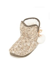 Zapatillas de punto en color beige y crema, con un patrón texturizado. Interior suave, suela gris con un pompon decorativo y un lazo como acento.