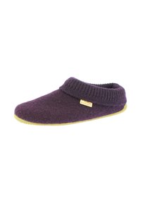 Lila filtsandal med ribbad manschett, rund tå och strukturerad yta. Har en gul sula och en liten varumärkesskylt på sidan.