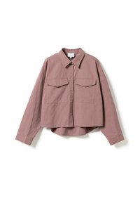 Krustota krekls putekļrozā krāsā, izgatavots no gludas auduma. Tam ir vērsta apkakle, pogu aizdare, divas krūšu kabatas un garas piedurknes ar pogām.