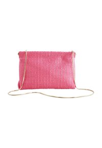 Vaaleanpunainen kudottu clutch-laukku, jossa on teksturoitu pinta, kultaketjuolkapää ja suorakulmainen muoto. Varustettu vetoketjukiinnityksellä yläreunassa.