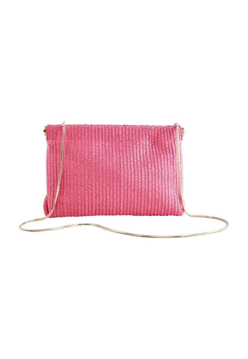 Vaaleanpunainen kudottu clutch-laukku, jossa on teksturoitu pinta, kultaketjuolkapää ja suorakulmainen muoto. Varustettu vetoketjukiinnityksellä yläreunassa.
