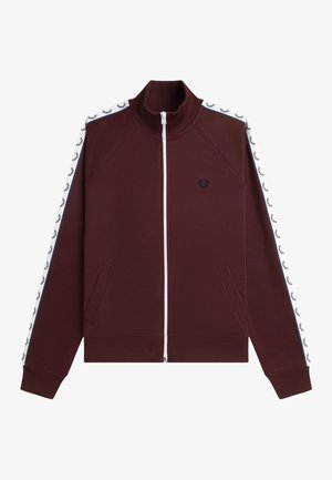 Rotbraune Jacke mit durchgehendem Reißverschluss, weißem Reißverschluss, geripptem Kragen und Bündchen, Seitentaschen und weißen Streifen mit schwarzen Logos entlang der Ärmel.