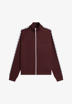 Rotbraune Jacke mit durchgehendem Reißverschluss, weißem Reißverschluss, geripptem Kragen und Bündchen, Seitentaschen und weißen Streifen mit schwarzen Logos entlang der Ärmel.