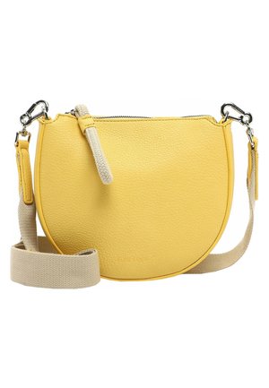 Sac bandoulière en cuir jaune en forme de demi-lune avec sangle en tissu beige réglable et fermoirs argentés, avec fermeture zippée sur le dessus.