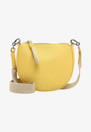 Sac bandoulière en cuir jaune en forme de demi-lune avec sangle en tissu beige réglable et fermoirs argentés, avec fermeture zippée sur le dessus.
