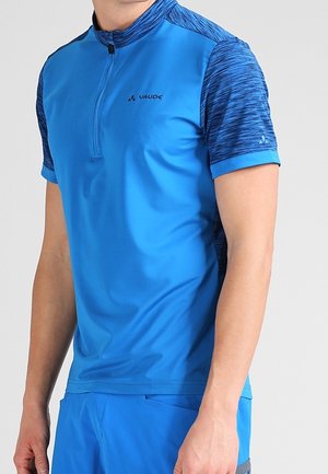 Niebieska sportowa koszulka z półgolfem na zamek, krótkimi rękawami i teksturowanymi niebieskimi akcentami na ramionach. Wykonana z lekkiego, odprowadzającego wilgoć materiału.