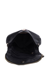 Schwarze Lederhandtasche mit texturiertem Finish, Reißverschluss, goldfarbener Hardware und einem geräumigen, dunklen Stoffinnenraum. Offenes Design zeigt den Inhalt.