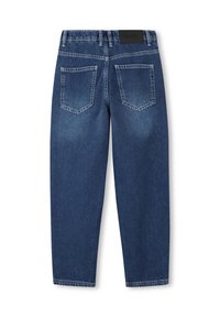Mørkeblå denimjeans med rette ben, med to baklommer og en svart merket linning. Synlige sømdetaljer.