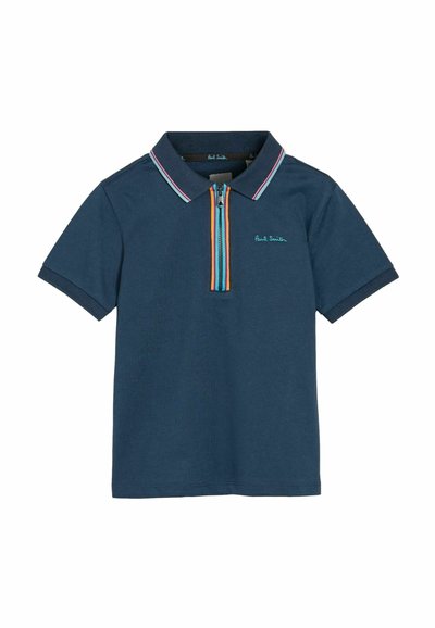 Temno modra polo majica s kratkimi rokavi, kontrastnim zadrgo, večbarvnimi črtami na ovratniku in zadrgi ter vezenim logotipom.