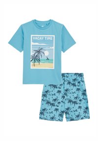 Ljusblå t-shirt med grafiken "VACAY TIME" och palmer; matchande shorts i ljusblått med mörkt palmtryck. Mjuk bomullstyg.
